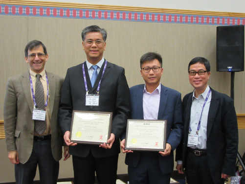 Tang Sai Chun博士（左二）和郭嘉威博士（右二）代表團隊於IEEE能源轉換大會和博覽會（ECCE）年會上領取IEEE電力電子學報（IEEE TPEL）2017年論文獎。
